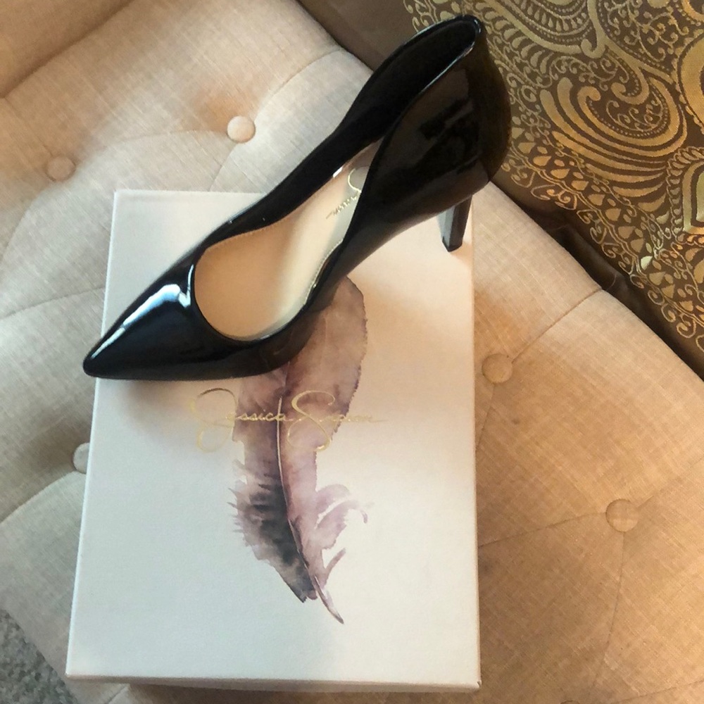 JESSICA SIMPSON size 8, black patent pump. stylish construction, never worn